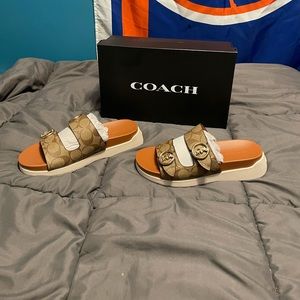 Coach “Gable Sig Sandal” khaki